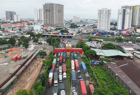 Hơn 10km quốc lộ 1 ùn nghiêm trọng, cửa ngõ TP.HCM nghẽn từ sáng đến chiều - Ảnh 7.
