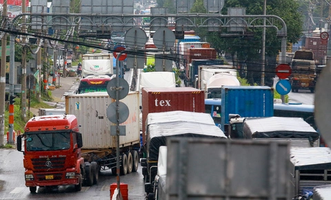 Hơn 10km quốc lộ 1 ùn nghiêm trọng, cửa ngõ TP.HCM nghẽn từ sáng đến chiều - Ảnh 12.