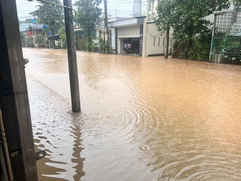 Bắc Bộ có nơi mưa tới 300mm, đường phố ở Yên Bái mênh mông nước - Ảnh 5.
