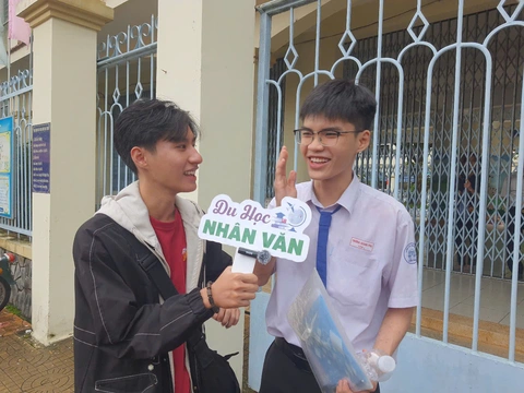 Thí sinh vui vẻ vì đề thi văn tốt nghiệp THPT 2025 nhẹ nhàng - Ảnh 11. đề thi văn - Ảnh 10.
