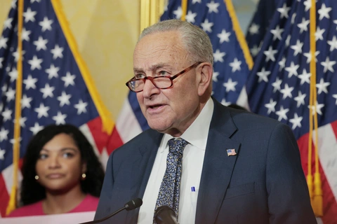 Nắng nóng kinh hoàng, lãnh đạo phe Dân chủ tại Thượng viện Mỹ Chuck Schumer nhập viện - Ảnh 1. nắng nóng - Ảnh 1.