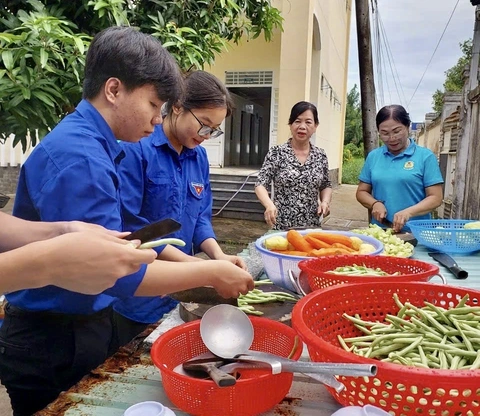 Cơm ngon, canh ngọt miễn phí chờ sĩ tử sau buổi thi - Ảnh 4.