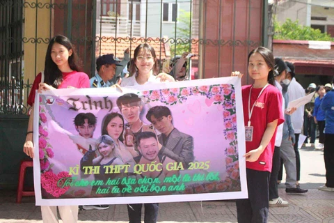 Tổng hợp hình ảnh hài hước trong ngày đầu thi tốt nghiệp THPT 2025 - Ảnh 2.