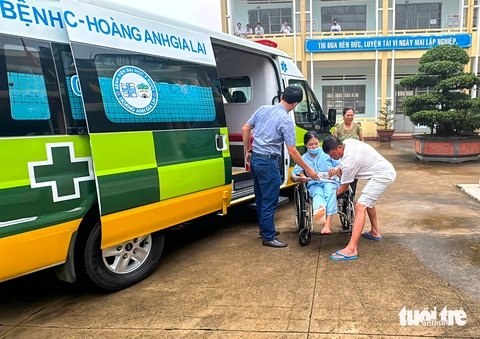 Những hành động đẹp trong kỳ thi tốt nghiệp THPT 2025 - Ảnh 1. Những khoảnh khắc đẹp mùa thi - Ảnh 1.