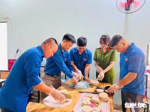 Cơm ngon, canh ngọt miễn phí chờ sĩ tử sau môn đầu tiên - Ảnh 4. tốt nghiệp - Ảnh 9.