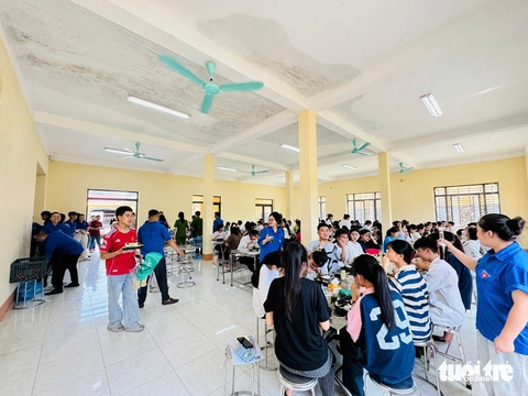 Cơm ngon, canh ngọt miễn phí chờ sĩ tử sau môn đầu tiên - Ảnh 5. tốt nghiệp - Ảnh 10.