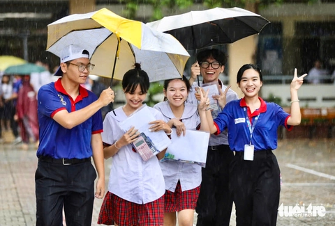 Khoảnh khắc đẹp mùa thi tốt nghiệp THPT 2025 - Ảnh 2. thi tốt nghiệp - Ảnh 2.
