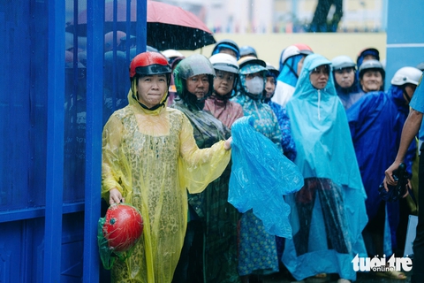 Phụ huynh dang nắng, dầm mưa chờ con thi tốt nghiệp - Ảnh 4. thi tốt nghiệp - Ảnh 4.