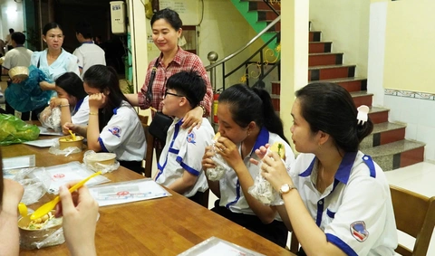Cơm ngon, canh ngọt miễn phí chờ sĩ tử sau môn đầu tiên - Ảnh 5. tốt nghiệp - Ảnh 5.