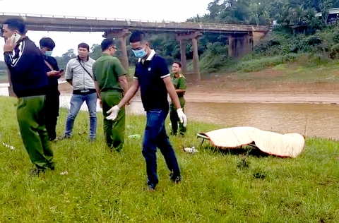 Phát hiện thi thể nam thanh niên vướng vào lưới đánh cá, hai tay bị trói - Ảnh 1.