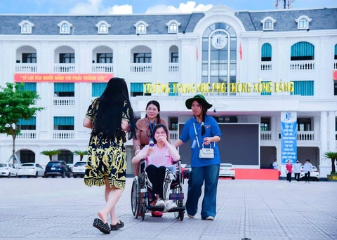 Nữ sinh đất Cảng mới mổ ruột thừa, ngồi xe lăn đi thi tốt nghiệp THPT - Ảnh 1.