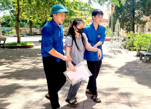 Nữ sinh khuyết tật được miễn thi tốt nghiệp vẫn quyết đi thi - Ảnh 1.
