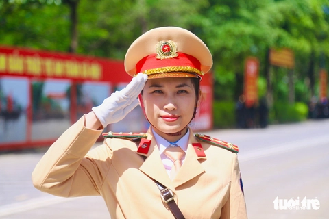 Nữ cảnh sát xa 2 con nhỏ, đến thao trường luyện diễu binh 2-9 - Ảnh 2.