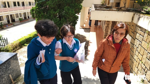 Hai thí sinh Đà Lạt bị tai nạn giao thông ngay trước giờ thi: 'Em làm bài được 7,5 điểm!' - Ảnh 2.