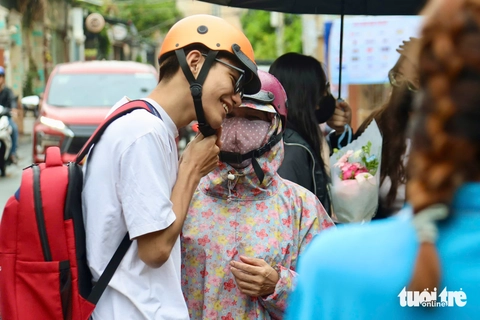 Kết thúc buổi thi cuối cùng, thí sinh tạm biệt mùa thi đầy cảm xúc - Ảnh 8. Kết thúc buổi thi cuối cùng, thí sinh tạm biệt mùa thi đầy cảm xúc - Ảnh 8.