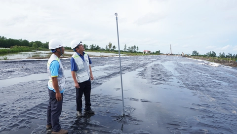 Đưa công nghệ hút chân không vào làm cao tốc Cần Thơ - Cà Mau cả ngày lẫn đêm - Ảnh 3.
