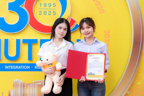 Nhiều thí sinh đến HUTECH đăng ký học bổng 25% - Ảnh 2.