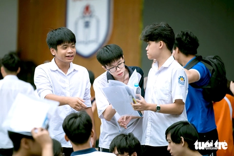 Bài giải môn vật lý thi tốt nghiệp THPT 2025 - Ảnh 1.
