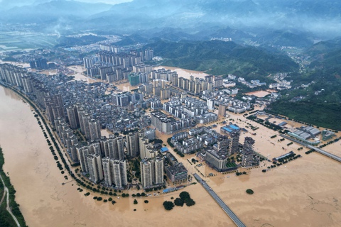 Kỳ tích: bé gái 8 tuổi sống sót kỳ diệu sau 7 giờ mắc kẹt trong cống do lũ cuốn ở Trung Quốc - Ảnh 1. sống sót - Ảnh 1.