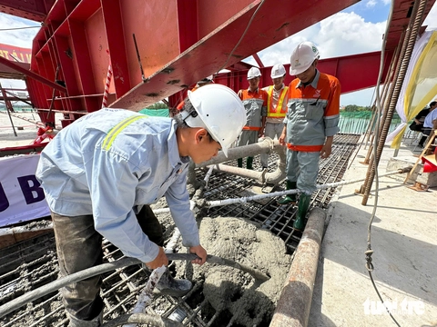 Hợp long cầu Bình Gởi vượt sông Sài Gòn nối Bình Dương và TP.HCM - Ảnh 1. Hợp long cầu Bình Gởi vượt sông Sài Gòn nối Bình Dương và TP.HCM - Ảnh 1.