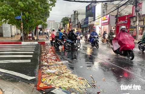Rác chèn kín miệng cống và cửa xả, chợ Thủ Đức thành ‘rốn lũ’ khi mưa lớn - Ảnh 3.