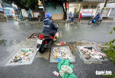 Rác chèn kín miệng cống và cửa xả, chợ Thủ Đức thành ‘rốn lũ’ khi mưa lớn - Ảnh 6.