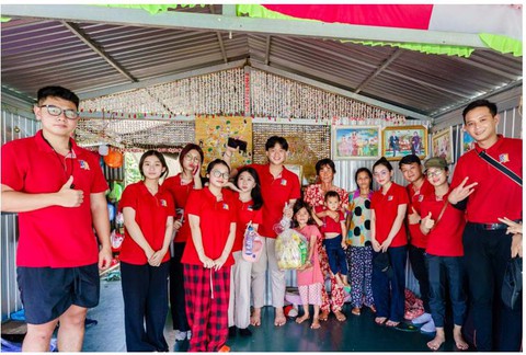 Học sinh Royal School tự tin dịch cabin của hội nghị quốc tế - Ảnh 4.