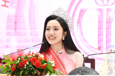 Tân hoa hậu Hà Trúc Linh: Vùng trời quê hương nào cũng là bầu trời Tổ quốc - Ảnh 4. Hà Trúc Linh - Ảnh 2.
