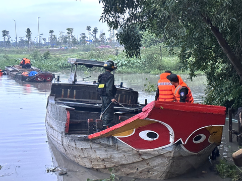 Bắt giữ 6 người khai thác cát trái phép trên sông Đồng Nai - Ảnh 1.