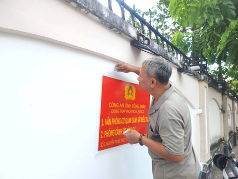 Gấp rút lắp bảng tên phường, xã tỉnh Đồng Tháp mới - Ảnh 3.