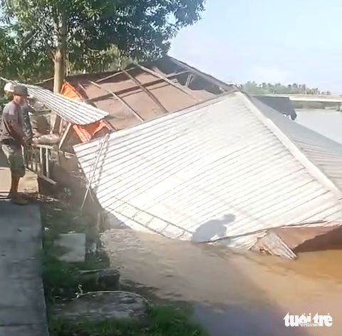 Sạt lở làm 2 căn nhà đổ sụp xuống sông giữa đêm, 3 người thoát chết - Ảnh 3.