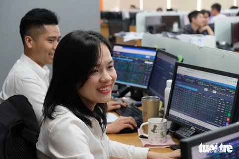 Ồ ạt lao vào mua cổ phiếu, cửa lời đang mở to hay rủi ro rình rập?- Ảnh 1. Ồ ạt lao vào mua cổ phiếu, cửa lời đang mở to hay rủi ro rình rập? - Ảnh 1.