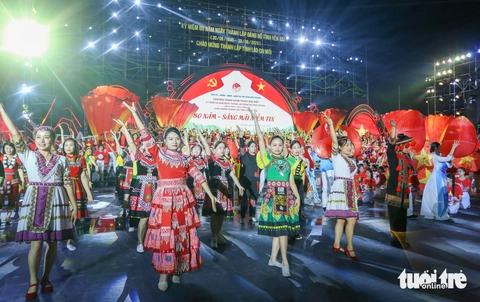 Người dân Yên Bái đội mưa xem chương trình nghệ thuật chào mừng thành lập tỉnh Lào Cai mới - Ảnh 1.