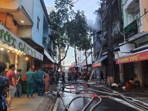 Cháy lớn tại cửa hàng bán vàng mã ở trung tâm TP Cần Thơ - Ảnh 2.