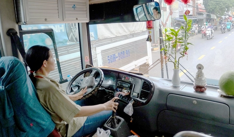 Hai nữ tài xế xe buýt được bà con thương quý - Ảnh 1. xe buýt - Ảnh 1.