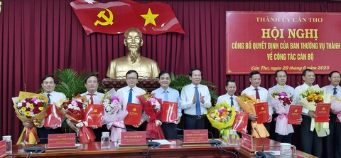 Nhiều lãnh đạo TP Cần Thơ nghỉ hưu trước tuổi- Ảnh 1. Nhiều lãnh đạo TP Cần Thơ nghỉ hưu trước tuổi- Ảnh 1.