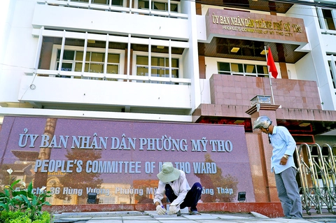 Gấp rút lắp bảng tên phường, xã tỉnh Đồng Tháp mới - Ảnh 1.