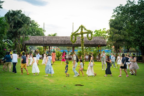 Ký ức Thụy Điển giữa TP.HCM: Vòng hoa, bánh dâu và niềm vui Midsummer - Ảnh 3. Midsummer - Ảnh 3.