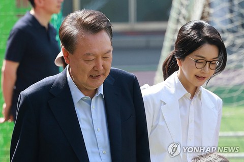 Vợ chồng cựu tổng thống Yoon Suk Yeol đi bỏ phiếu bầu cử ở Hàn Quốc - Ảnh 1.