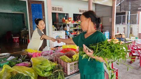 Ở nơi ‘ngọn rau khoai bò qua 2 tỉnh', dân nói lòng người đã như một tỉnh lâu rồi - Ảnh 2.