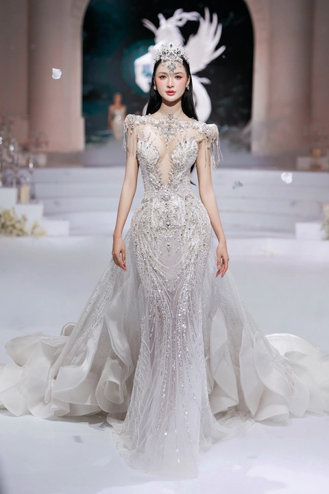 Tiểu Vy, Kiều Duy hóa thành nữ thần trong thiết kế của Phạm Đăng Anh Thư - Ảnh 4. Phạm Đăng Anh Thư - Ảnh 4.