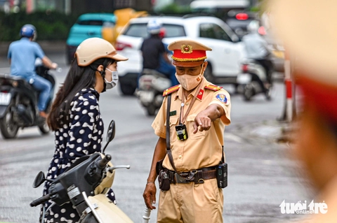 Một góc phố phạt hàng chục xe máy leo vỉa hè, xe ôm công nghệ cũng không 'thoát' - Ảnh 10.