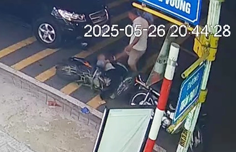 Thầy giáo bị người đàn ông chặn xe dùng gạch tấn công, đấm đá túi bụi vào mặt - Ảnh 3.