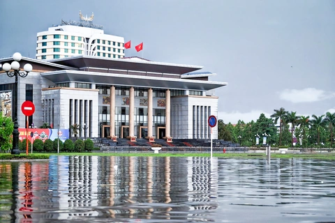Trung tâm Bắc Giang ngập sâu sau mưa lớn, dân 'lọ mọ' tìm đường vòng đi làm - Ảnh 1. Trung tâm Bắc Giang ngập sâu sau mưa lớn - Ảnh 1.