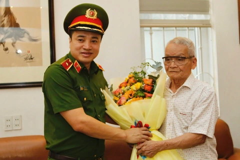 Thiếu tướng Mai Hoàng, phó giám đốc Công an TP.HCM thăm, chúc thọ các cụ cao tuổi - Ảnh 1.
