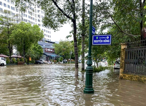 Trung tâm Bắc Giang ngập sâu sau mưa lớn, dân 'lọ mọ' tìm đường vòng đi làm - Ảnh 2. mưa lớn - Ảnh 2.