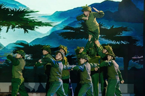 Tạ Minh Tâm, Anh Tú, Võ Hạ Trâm, Vân Khánh hát mừng sinh nhật Bác trong Hành trình thế kỷ - Ảnh 5.