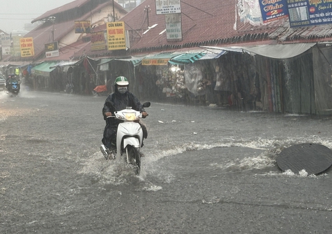Hôm nay 5-6, Nam Bộ vẫn mưa to, đề phòng lốc, sét, mưa đá - Ảnh 1.