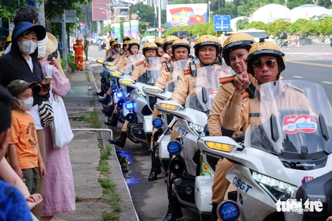 Ngắm 'bóng hồng' cảnh sát giao thông 'chế ngự' siêu mô tô Honda Gold Wing - Ảnh 5.