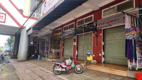 Nhiều ki ốt ở chợ trung tâm Buôn Ma Thuột bất ngờ đóng cửa - Ảnh 1.